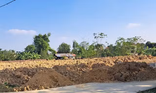Chủ tịch Hà Nội yêu cầu xem xét trách nhiệm tập thể, cá nhân vụ khai thác đất 'lậu' tại Sóc Sơn