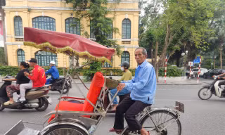Cấp thẻ hành nghề với xe 'ôm', xích lô: Thêm gánh nặng cho cán bộ cơ sở 