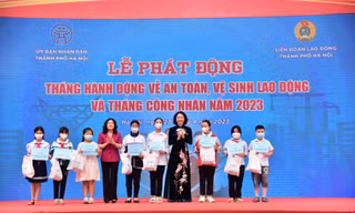 Bà Nguyễn Thị Thu Hà, Thứ trưởng Bộ LĐTB&XH tặng quà cho con công nhân có hoàn cảnh khó khăn