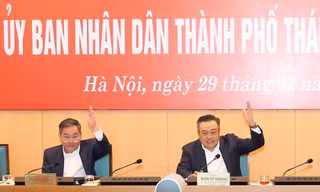 Lãnh đạo UBND TP. Hà Nội biểu quyết tại phiên họp