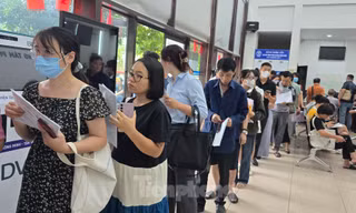 Hà Nội: Công dân xếp hàng chờ làm thủ tục, phường trang bị thẻ rung báo đến lượt