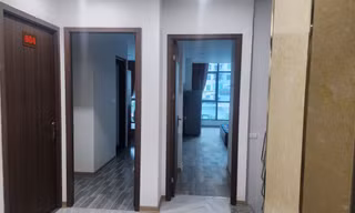 Diện tích mặt sàn của tòa nhà có địa chỉ Lô A17 D7là 150m2, được xây thành 6 phòng để cho thuê. Các phòng nằm san sát nhau. 