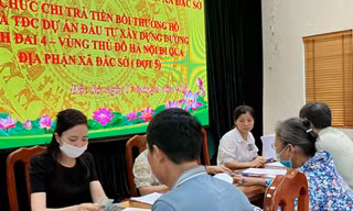 Người dân huyện Hoài Đức nhận tiền đền bù bồi thường giải phóng mặt bằng dự án Vành đai 4