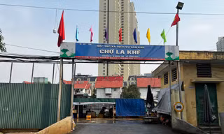 Chủ tịch Hà Nội phê bình Chủ tịch UBND quận Hà Đông do chậm trễ xử lý khu chợ trái phép 