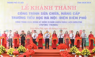 Các đại biểu đại diện thành phố Hà Nội và tỉnh Điện Biên cắt băng khánh thành công trình sửa chữa, nâng cấp Trường Tiểu học Hà Nội- Điện Biên Phủ.