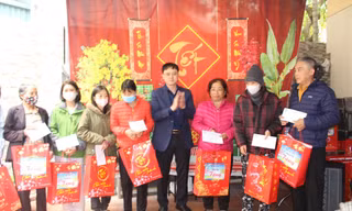 Đại diện quận Hai Bà Trưng trao tặng quà Tết cho bệnh nhân sống tại "Xóm chạy thận".