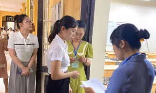 Các thí sinh tham dự kỳ thi tuyển viên chức ngành giáo dục Hà Nội năm 2023