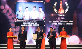 Thủ tướng Chính phủ Phạm Minh Chính và Trưởng Ban Tuyên giáo T.Ư Nguyễn Trọng Nghĩa trao Giải A cho đại diện nhóm tác giả báo Tiền Phong. (Ảnh: Như Ý)