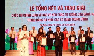 Ban tổ chức trao giải cho các tác giả đạt giải
