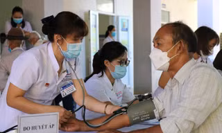 Các y bác sĩ khám bệnh cho nhân dân