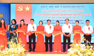 Bí thư Hà Nội dự lễ gắn biển cụm công trình chào mừng 20 năm thành lập quận Long Biên