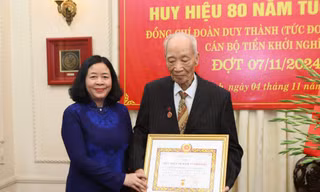 Trao Huy hiệu 80 năm tuổi Đảng tặng nguyên Phó Chủ tịch Hội đồng Bộ trưởng Đoàn Duy Thành