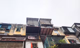 Nhiều chuồng cọp nằm "chênh vênh" giữa không trung do không có điểm tựa ở dưới. 
