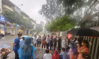 Người dân xếp hàng từ 5h sáng chờ lấy số thứ tự thực hiện thủ tục hành chính về đất đai.