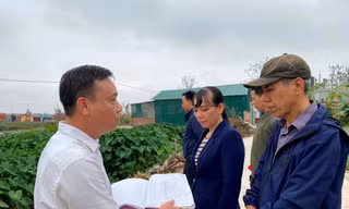 Cán bộ địa chính xã Tân Ước chỉ vị trí thửa đất trên sơ đồ cho vợ chồng ông Quỳnh.