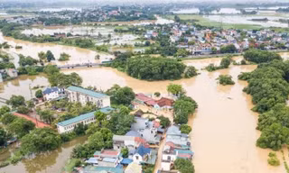 10 thôn xóm ở Chương Mỹ bị ngập, nhiều hộ dân phải di tản đồ đạc do mưa lũ