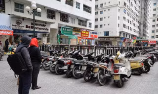 Số xe vô chủ được đưa lên sân chung cư để tìm chủ sở hữu