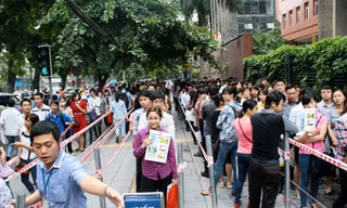 Thí sinh nộp hồ sơ thi tuyển vào Cục Thuế Hà Nội