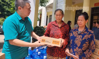 Tập đoàn DABACO Việt Nam và Báo Tiền Phong tặng quà bà con vùng ngập lũ Chương Mỹ