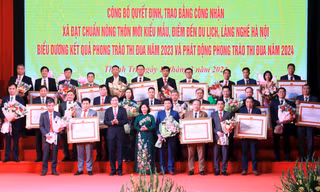 Phó Bí thư Thường trực Thành ủy Hà Nội Nguyễn Thị Tuyến trao Bằng công nhận xã đạt chuẩn NTM kiểu mẫu cho các xã của huyện Thanh Trì.