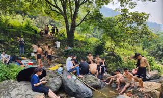 Khu vực ven suối trên núi Ba Vì được nhiều người lựa chọn nghỉ ngơi, cắm trại.