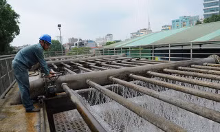 Nhân viên vận hành nhà máy nước Yên Phụ