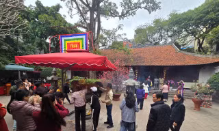 Người dân nô nức đến ‘Thăng Long tứ trấn’ cầu an