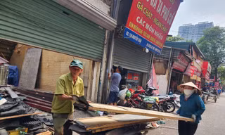 Cận cảnh hàng chục hộ gia đình tháo dỡ công trình, di dời tài sản trước ngày cưỡng chế trên đường Nguyễn Tuân