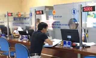 Công dân thực hiện thủ tục hành chính tại Sở Xây dựng Hà Nội 