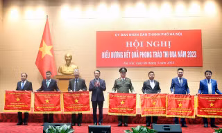 Trao “Cờ đơn vị xuất sắc trong phong trào thi đua” cho 26 tập thể