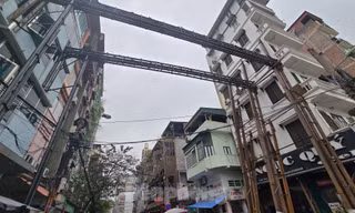 Hà Nội: Cận cảnh khung thép 'khủng' vắt ngang đường để gia cố nhà
