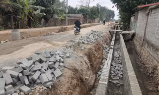Tuyến đường đang thi công để vật liệu ngổn ngang, chưa có hệ thống cảnh báo.