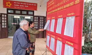 Cử tri thị xã Sơn Tây tìm hiểu phương án sát nhập địa giới hành chính để đóng góp ý kiến