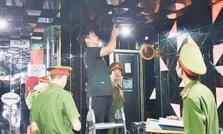 Cơ quan chức năng kiểm tra phòng cháy chữa cháy tại quán Karaoke