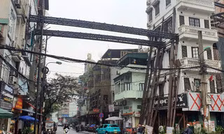 Hà Nội: Bất ngờ với loạt cọc sắt, thép vắt ngang qua đường