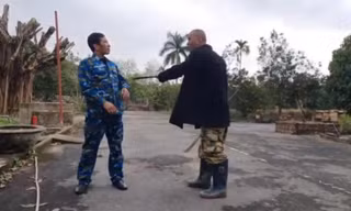 [CLIP] Đối tượng chiếm đất cầm 'song đao' đe dọa cán bộ ở Hà Nội