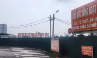 Khu công văn hóa- vui chơi, giải trí, thể thao quận Hà Đông hiện vẫn đang là bãi đất trống, được quây tôn kín mít. 