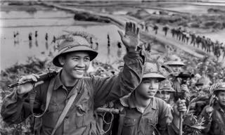 Ông Nguyễn Quang Bích bên bức ảnh của mình