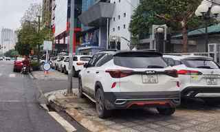 Cận Tết, vỉa hè, lòng lề đường nhiều tuyến phố tại Hà Nội lại bị chiếm dụng