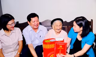 Phó Bí thư Thường trực Thành ủy Nguyễn Thị Tuyến đã tới thăm, tặng quà gia đình cụ Nguyễn Thị Thân (SN 1925, xã Yên Mỹ, huyện Thanh Trì) nhân dịp 27/7.