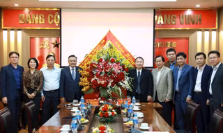 Chủ tịch UBND TP. Hà Nội Trần Sỹ Thanh (thứ 4 từ trái sang) chúc mừng các y, bác sĩ, Ban Bảo vệ, chăm sóc sức khỏe cán bộ Trung ương.