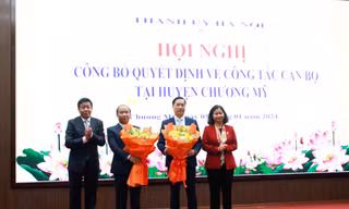 Lãnh đạo Thành ủy, UBND TP. Hà Nội chúc mừng các ông Nguyễn Đình Hoa và Nguyễn Anh Đức được điều động, giao nhiệm vụ mới