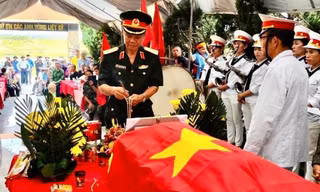 Trung tướng Hoàng Khánh Hưng làm lễ an táng liệt sỹ