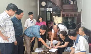 Lãnh đạo thị xã Sơn Tây kiểm tra công tác lấy ý kiến cử tri.