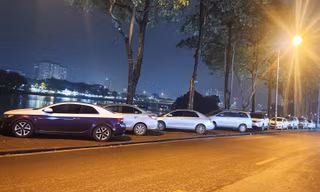 Sau vụ hàng chục ô tô bị chọc thủng lốp: Sẽ kẻ vạch, cắm cọc ngăn ô tô đỗ vỉa hè 