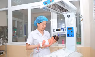 Nhân viên y tế Bệnh viện Đa khoa Đức Giang chăm sóc trẻ sơ sinh