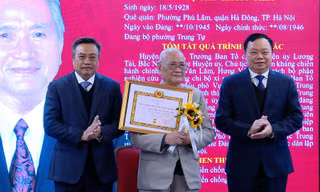 Chủ tịch Trần Sỹ Thanh (ngoài cùng bên trái) trao Huy hiệu 80 năm tuổi Đảng cho lão thành.