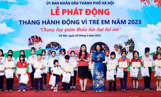 Các đại biểu trao tặng quà cho học sinh có hoàn cảnh khó khăn