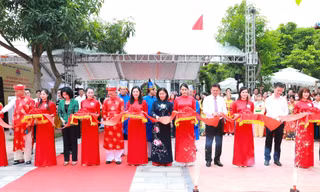 Các đại biểu cắt băng khánh thành và gắn biển công trình chùa Xuân Đỗ Hạ (quận Long Biên)