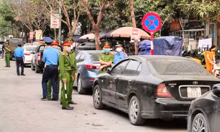 Lực lượng chức năng xử lý xe đậu đỗ trái phép dọc tuyến đường Nghiêm Xuân Yêm